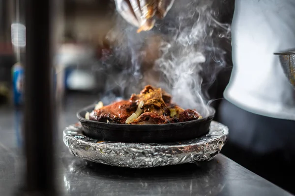 Sıcak tabakta Hint kebabı tabağı