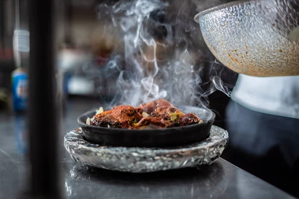 Sıcak tabakta Hint kebabı tabağı