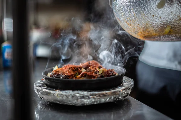 Sıcak tabakta Hint kebabı tabağı