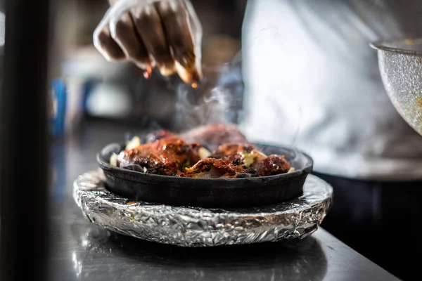 Sıcak tabakta Hint kebabı tabağı