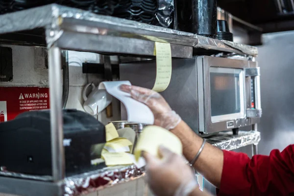 Mutfakta parlak bir servis zili. 