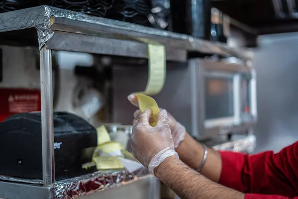 Mutfakta parlak bir servis zili. 