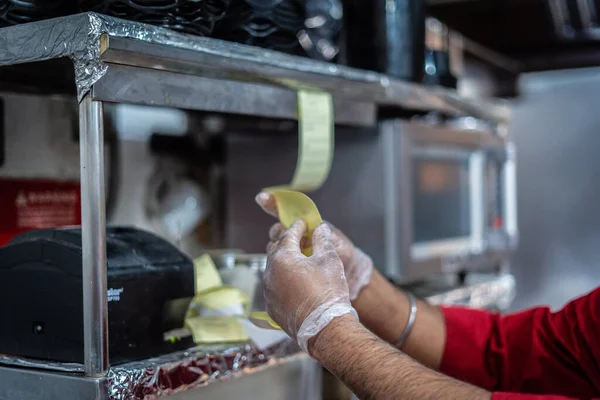 Mutfakta parlak bir servis zili. 