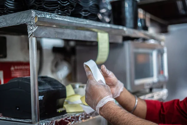 Mutfakta parlak bir servis zili. 