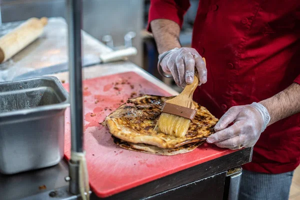 Aşçı lezzetli geleneksel tandır ekmeği yapıyor.