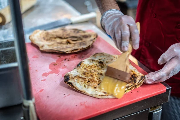 Şef Hint mutfağı yemeği hazırlıyor ve servis ediyor.