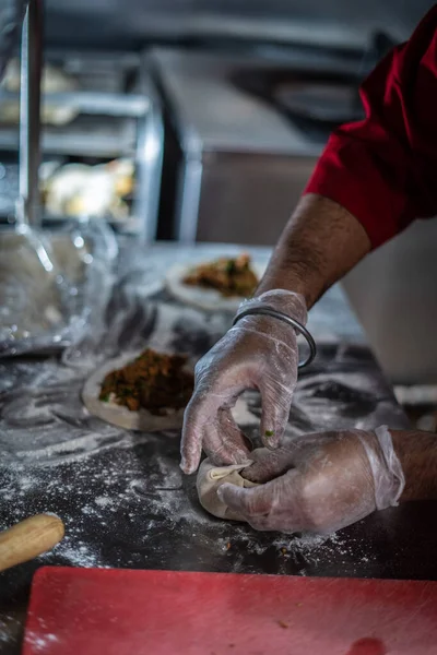 Şef Hint mutfağı yemeği hazırlıyor ve servis ediyor.