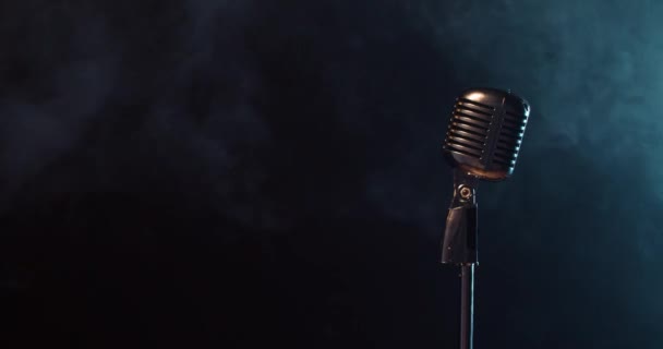 Microfone Brilhante Clássico Com Efeito Fumaça — Vídeo de Stock