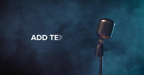 Klassisk Skinande Mikrofon Med Rökeffekt Med Text — Stockvideo