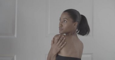 Güzel ve seksi model stüdyo fotoğraf çekimi