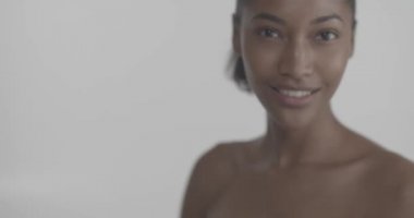 Güzel ve seksi model stüdyo fotoğraf çekimi