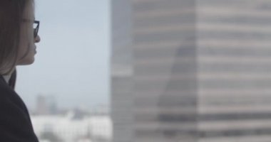 Ofis çalışanları toplantı yapıyor.