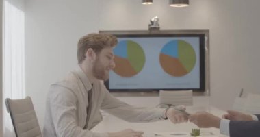 Ofis çalışanları toplantı yapıyor.