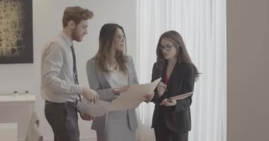 Ofis çalışanları toplantı yapıyor.