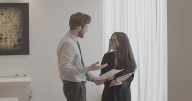 Ofis çalışanları toplantı yapıyor.