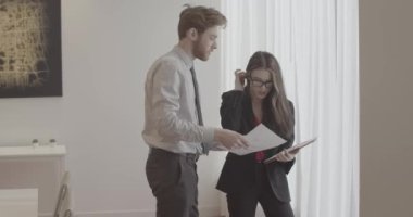 Ofis çalışanları toplantı yapıyor.