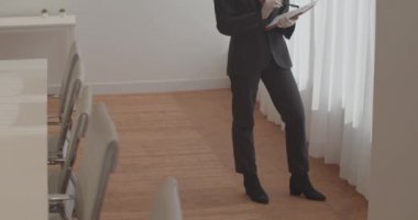 Ofis çalışanları toplantı yapıyor.