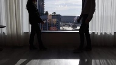 Ofis çalışanları toplantı yapıyor.