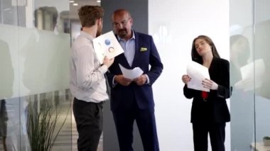 Ofis çalışanları toplantı yapıyor.