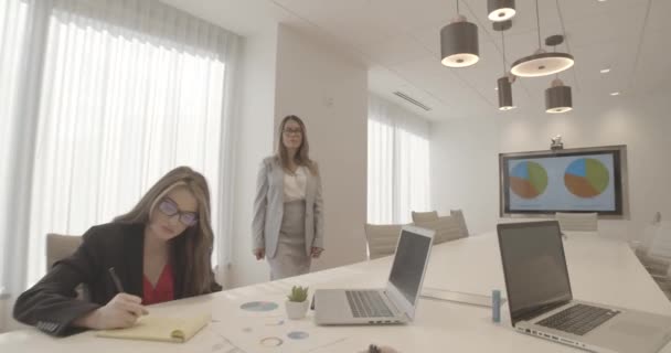 Empleados Oficina Teniendo Una Reunión — Vídeo de stock