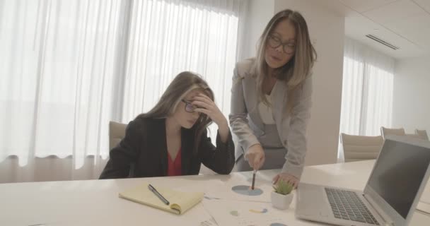 Empleados Oficina Teniendo Una Reunión — Vídeo de stock