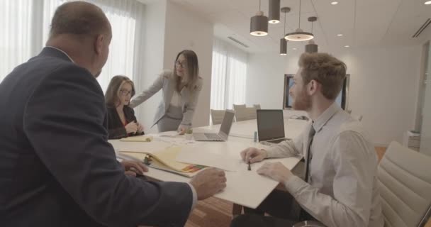 Empleados Oficina Teniendo Una Reunión — Vídeo de stock