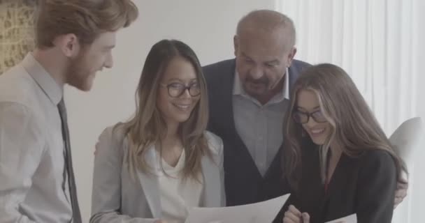 Kantoormedewerkers Hebben Een Vergadering — Stockvideo