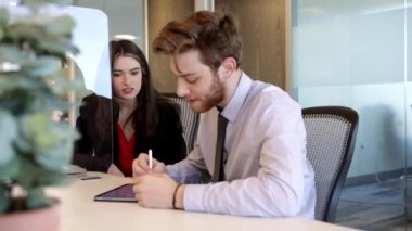 Ofis çalışanları toplantı yapıyor.