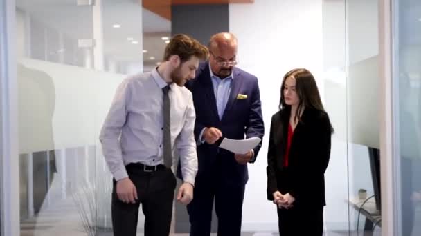 Empleados Oficina Teniendo Una Reunión — Vídeo de stock