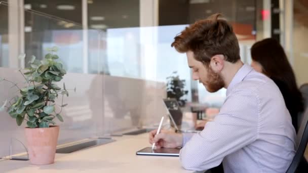 Empleados Oficina Teniendo Una Reunión — Vídeo de stock