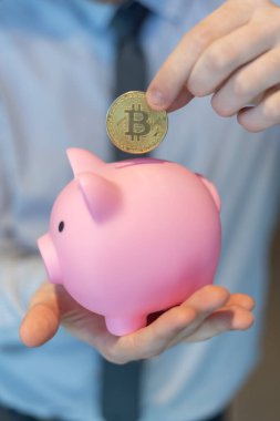 Çalışanlar iş başarısını kağıt parayla kutluyorlar