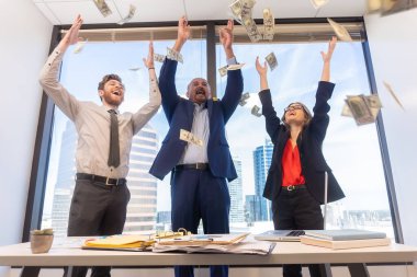 Çalışanlar iş başarısını kağıt parayla kutluyorlar