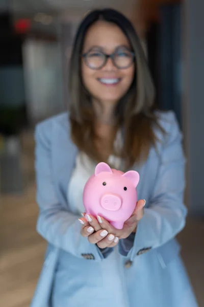 Werknemers Vieren Zakelijk Succes Met Papiergeld — Stockfoto