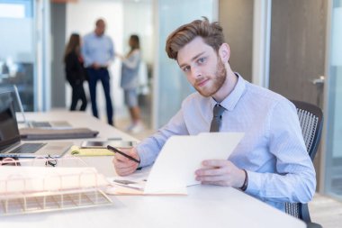 Ofis çalışanı ekibiyle toplantı yapıyor.