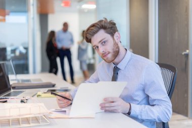 Ofis çalışanı ekibiyle toplantı yapıyor.