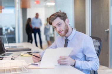 Ofis çalışanı ekibiyle toplantı yapıyor.