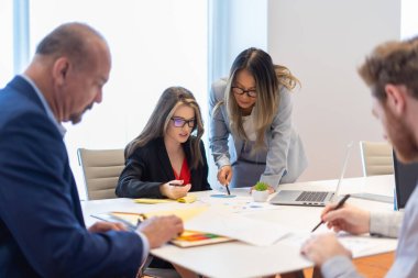 Ofis çalışanı ekibiyle toplantı yapıyor.