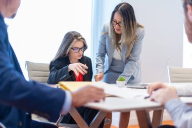 Ofis çalışanı ekibiyle toplantı yapıyor.