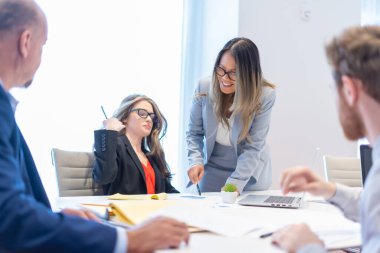 Ofis çalışanı ekibiyle toplantı yapıyor.