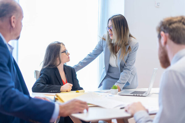 Сотрудник офиса встречается со своей командой