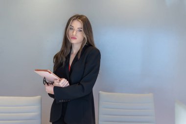 Ofis çalışanı ekibiyle toplantı yapıyor.