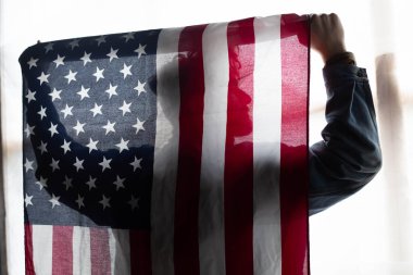 Amerikan bayrağı ve bir adamın silüeti