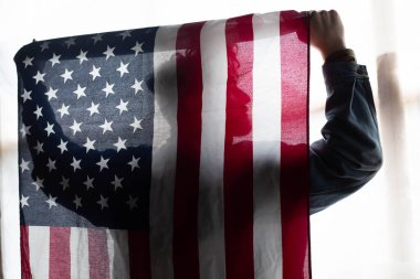 Amerikan bayrağı ve bir adamın silüeti