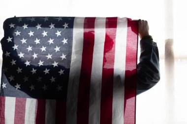 Amerikan bayrağı ve bir adamın silüeti