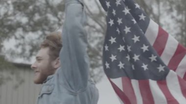 Amerikan bayrağı tutan bir adam