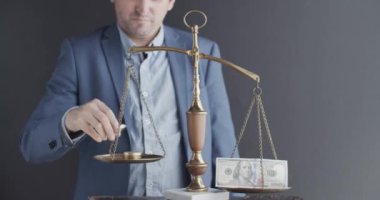 Elinde altın bir Bitcoin tutan bir adam