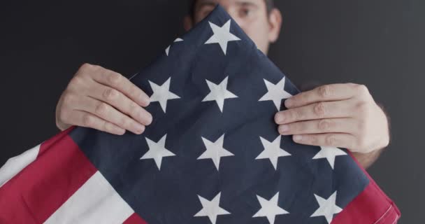 Homem Segurando Uma Bandeira Americana — Vídeo de Stock