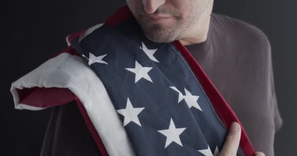 Een Man Met Een Amerikaanse Vlag — Stockvideo