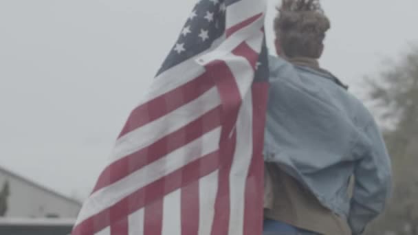 Seorang Pria Memegang Bendera Amerika — Stok Video