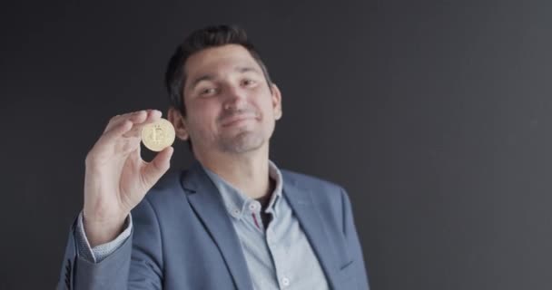 Elinde Altın Bir Bitcoin Tutan Bir Adam — Stok video